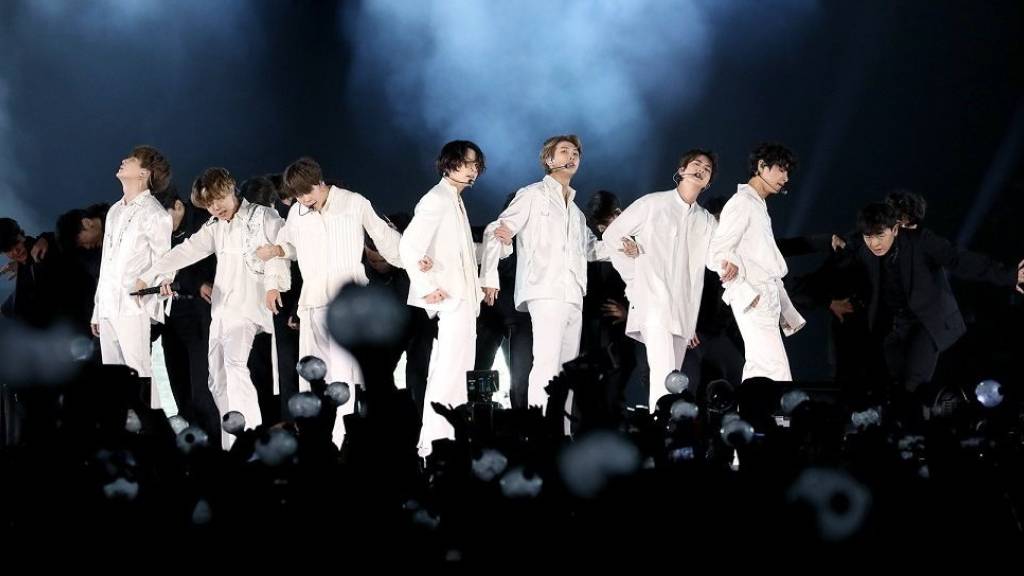 Die südkoreanische Boyband BTS tritt während eines Konzerts im King Fahd International Stadion auf. (Archivbild)