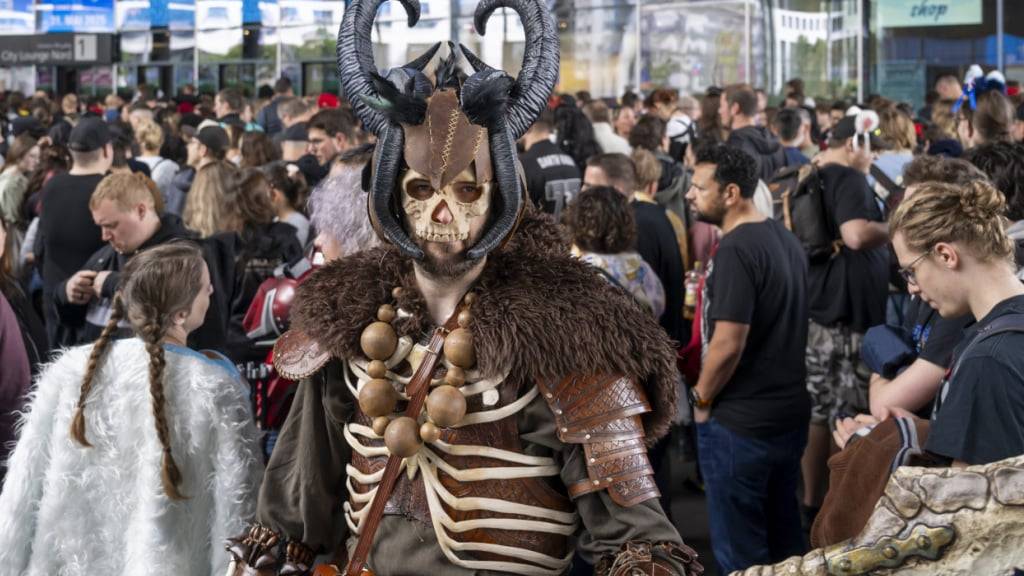 Ein Cosplayer vor der Messehalle beim Start der Fantasy Basel.