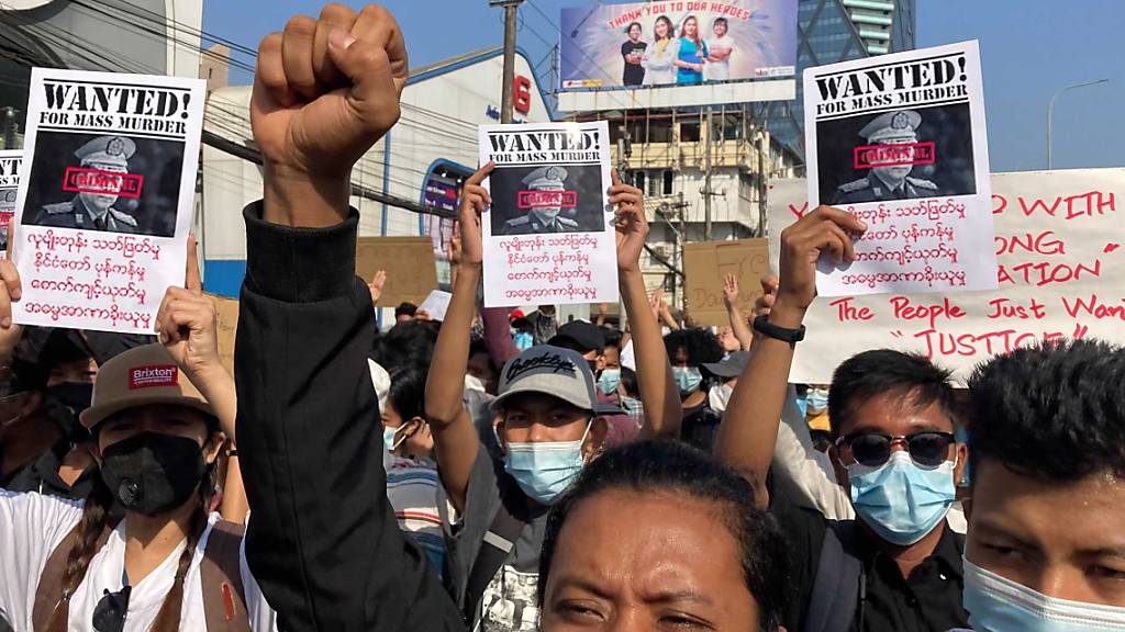 dpatopbilder - Demonstranten nehmen an einem Protestmarsch teil. Myanmar hat sich auf neue Proteste gegen den Militärputsch vorbereitet. Gleichzeitig riefen prominente Aktivisten zu einem landesweiten Generalstreik auf. Foto: Uncredited/AP/dpa