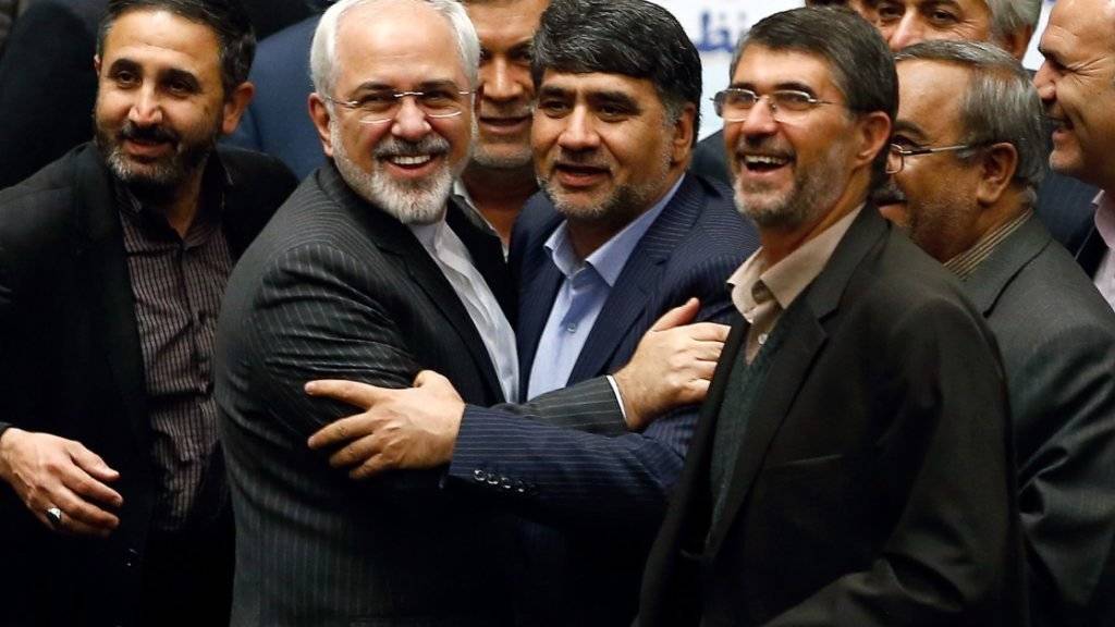 Freude im iranischen Parlament mit Aussenminister Sarif (2.v.l.) über das Ende der Sanktionen