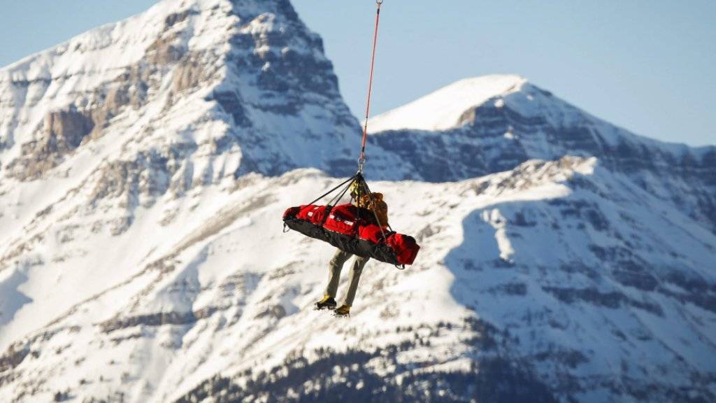 Der Österreicher Markus Dürager musste nach seinem schweren Sturz in der Weltcup-Abfahrt in Lake Louise (Ka) am Samstag mit dem Helikopter abtransportiert werden
