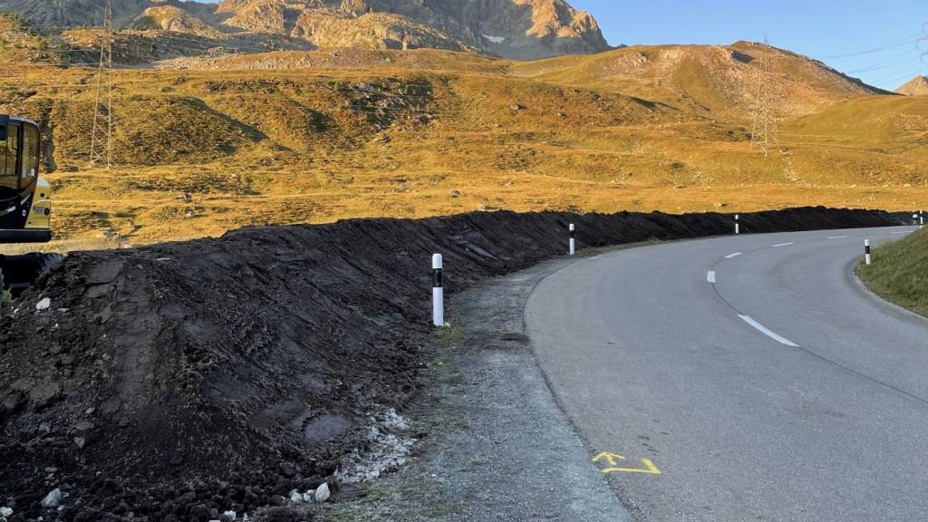 Ein Erdwall soll in der Kurve am Albulapass Unfälle, wie den des Radrennfahrers Gino Mäder, verhindern.