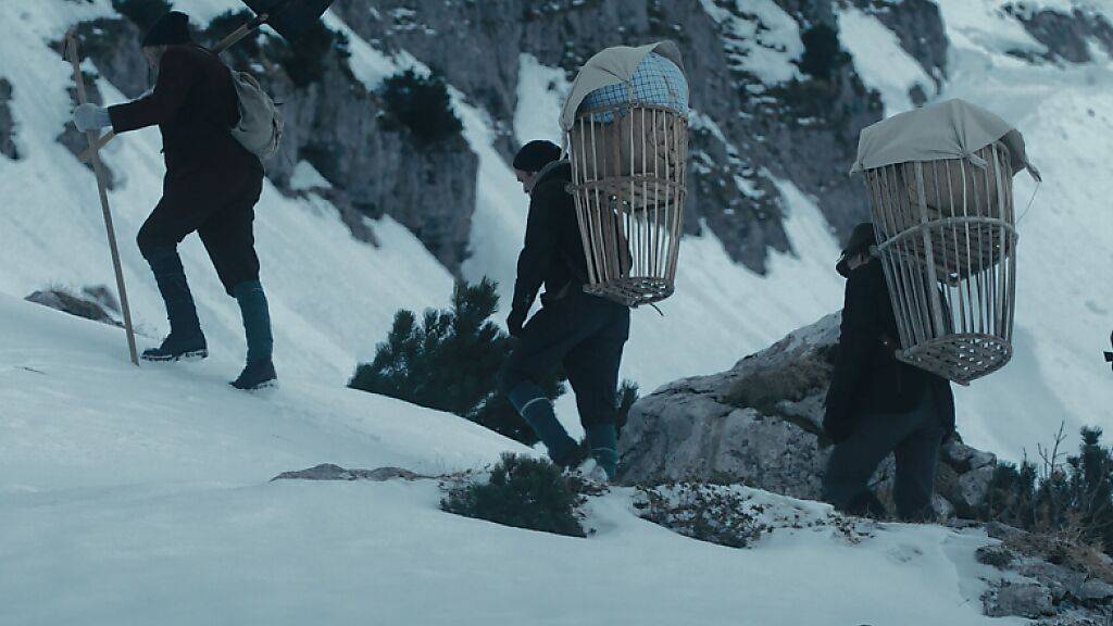 Bei Wind und Wetter haben einst Träger alles auf den Säntis getragen, was die Wissenschaftler auf der Wetterstation zum Leben brauchten. An diese stillen Helden, die bei ihren Touren auch ihr Leben riskiert haben, erinnert nun ein bildgewaltiges Doku-Drama.