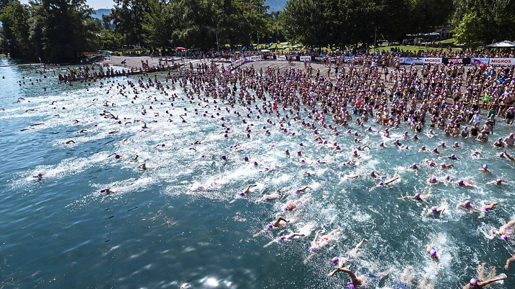 Die Stadtzürcher Seeüberquerung soll Anfang Juli stattfinden. 2023 nahmen über 8000 Schwimmerinnen und Schwimmer teil. (Archivbild)