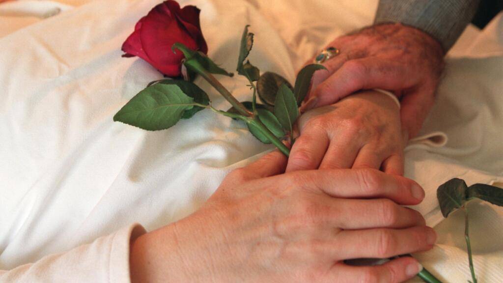 In der Frage der Sterbehilfe in Spitälern waren die bürgerlichen Fraktionen gespalten. (gestellte Szene)