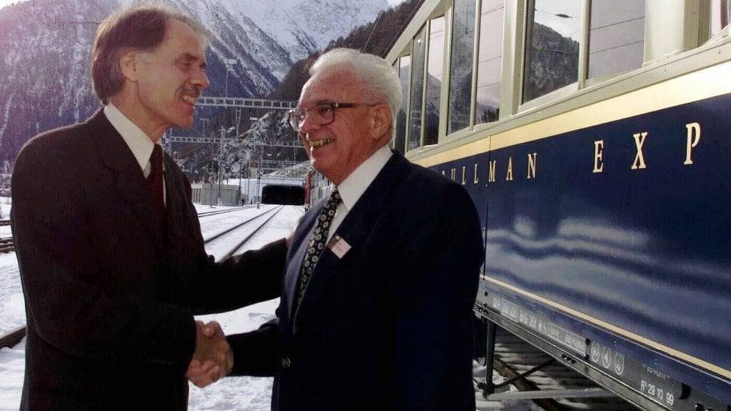 Der damalige Verkehrsminister Moritz Leuenberger gratuliert seinem Vorvorgänger Leon Schlumpf am Tag der Tunneleröffnung zu «seinem» Tunnel.