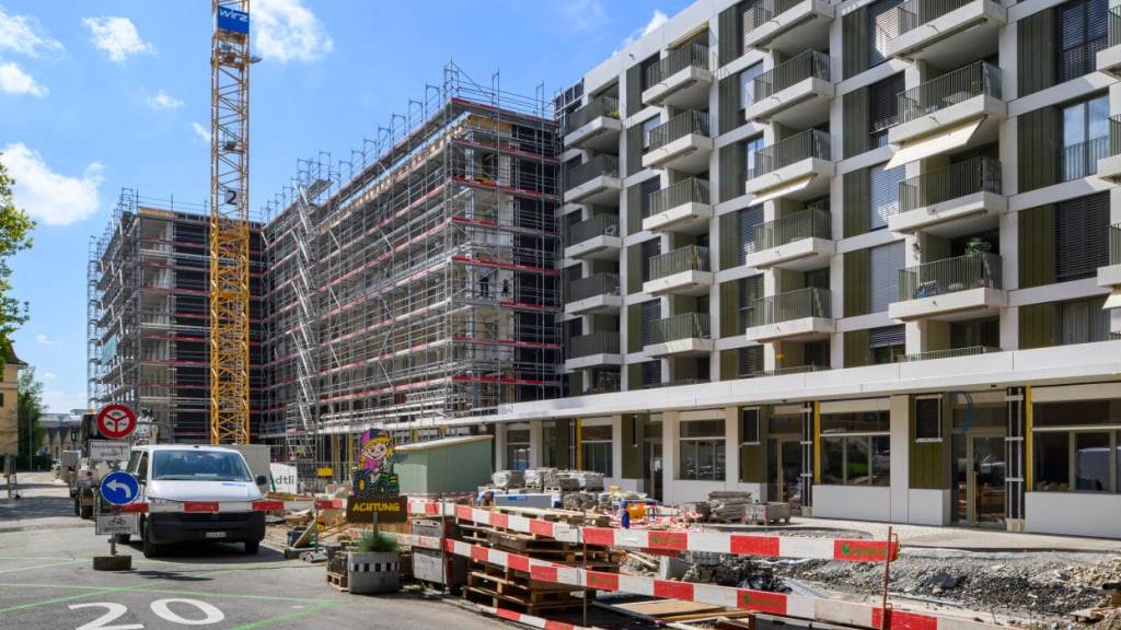 Die Schweizer Baufirmen haben im ersten Quartal 2025 mehr Umsatz erzielt als im Vorjahreszeitraum. Und trotz der Unsicherheiten rund um die Zolldiskussionen rechnet der Baumeisterverband mit einem Plus für das Gesamtjahr. (Archivbild)
