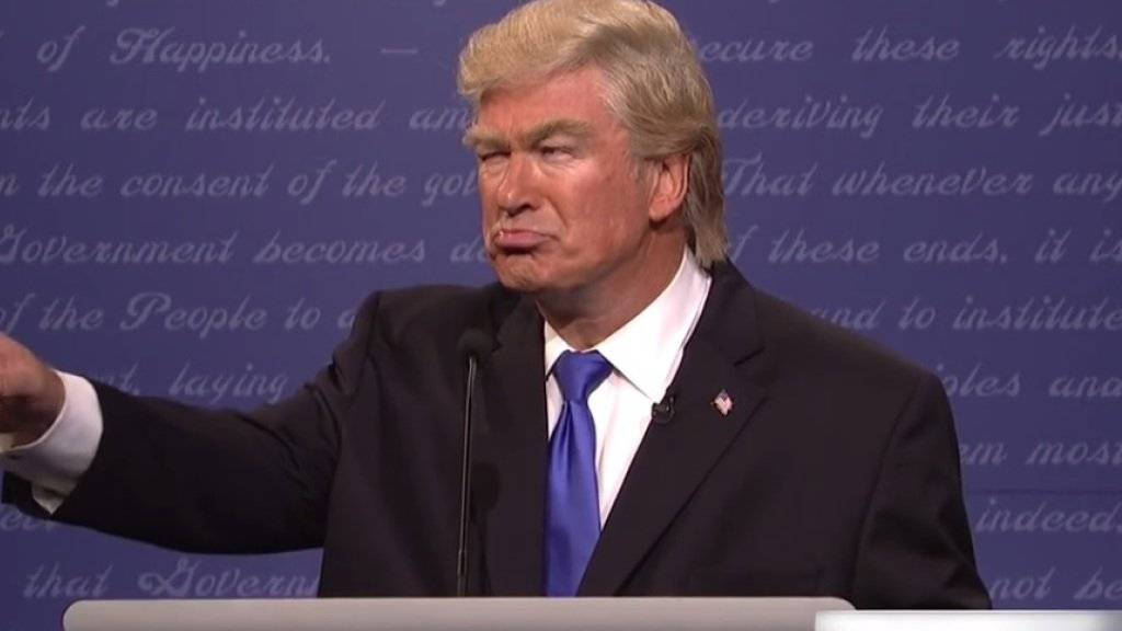Alec Baldwin als Donald Trump in der «Saturday Night Live Show» hat Hillary Clinton gut gefallen. (Screenshot)