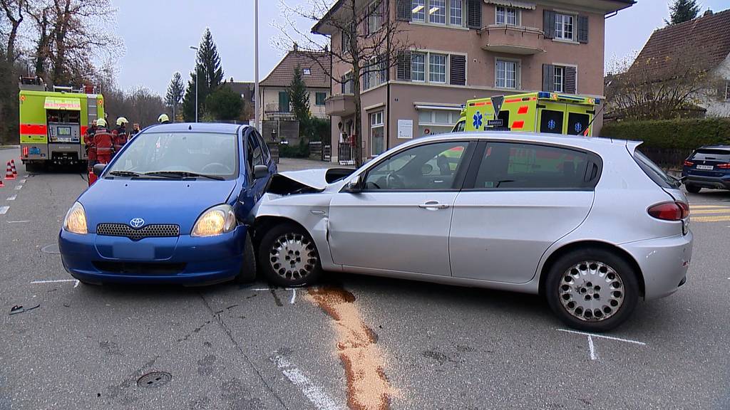 Zwei Autos kollidieren auf Kreuzung in Uster (ZH): Zwei Personen im Spital