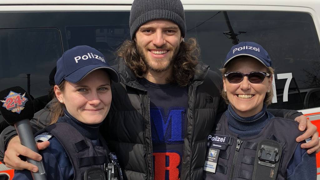 Zwei Polizeiassistentinnen haben geholfen ein Baby in einem Auto zu gebären!