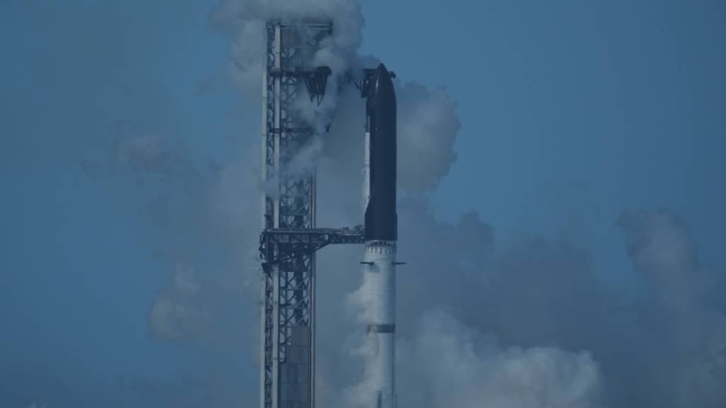 Mit seiner Riesen-Rakete will Elon Musk zum Mars. Zwölf Tests gab es bereits, mit unterschiedlichen Ergebnissen. Ein weiterer konnte nun nicht wie geplant stattfinden.