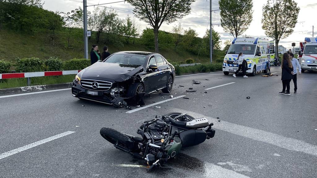 Töfffahrerin kracht frontal in Mercedes – 2 Verletzte