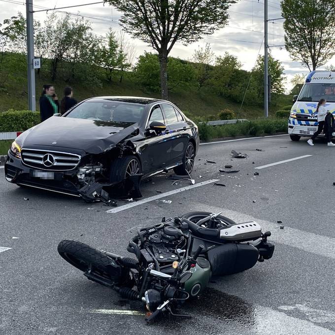 Töfffahrerin kracht frontal in Mercedes – 2 Verletzte