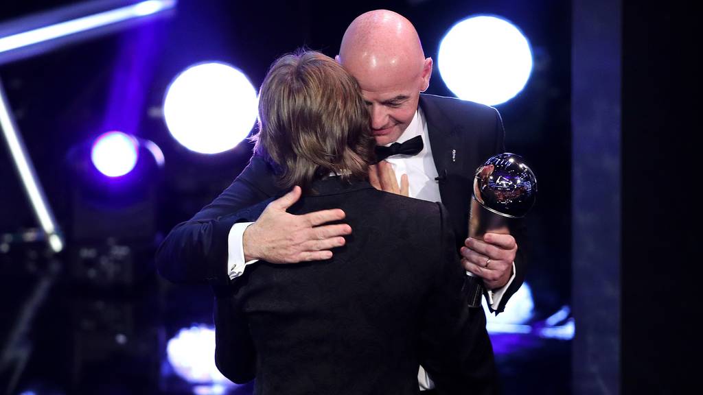 FIFA Präsident Gianni infantino gratuliert Luka Modric zur Auszeichnung. (Photo by Dan Istitene/Getty Images)