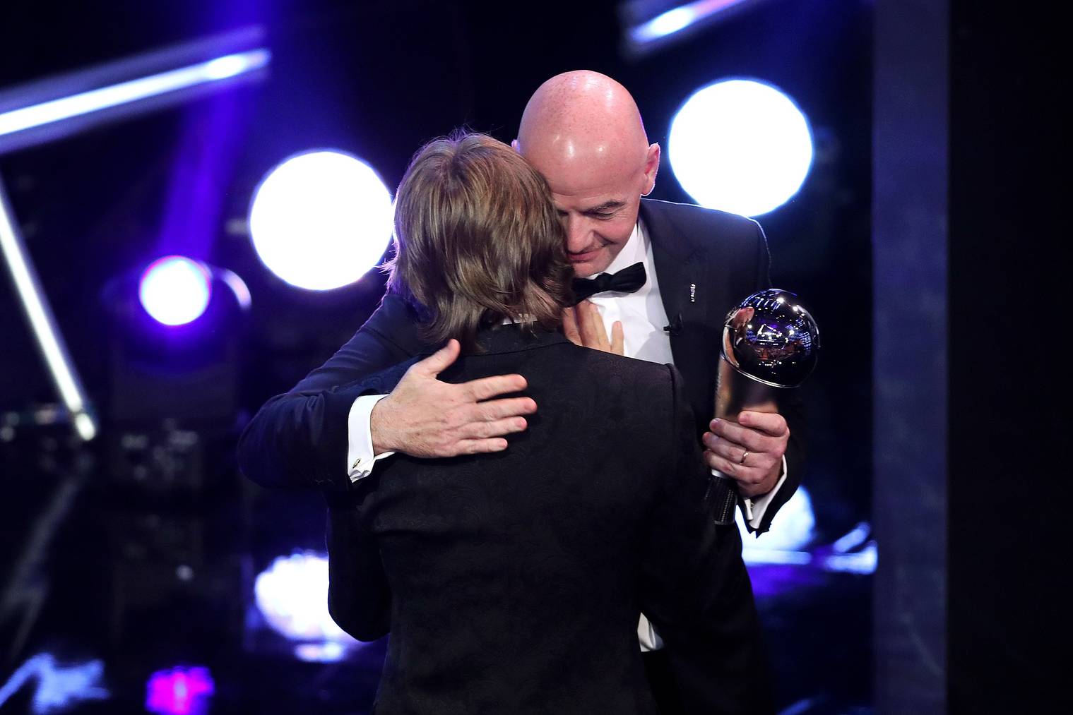 FIFA Präsident Gianni infantino gratuliert Luka Modric zur Auszeichnung. (Photo by Dan Istitene/Getty Images)
