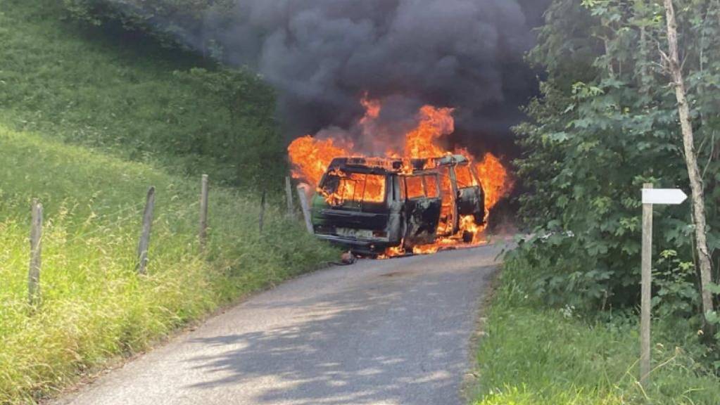 Ein Campingbus ist am Samstagmittag im Kanton Freiburg durch einen Brand zerstört worden.
