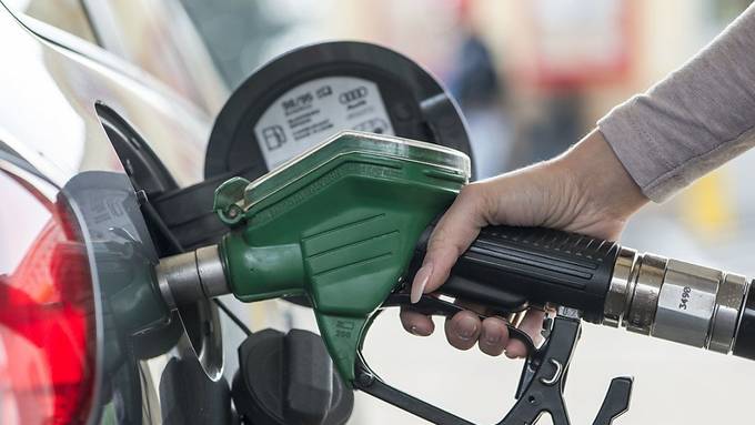 Preisschock an der Tankstelle – Benzin könnte bald 2 Franken kosten