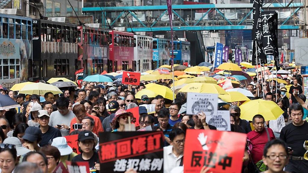 Zehntausende Menschen haben in Hongkong gegen die Regierung der chinesischen Sonderverwaltungsregion demonstriert.