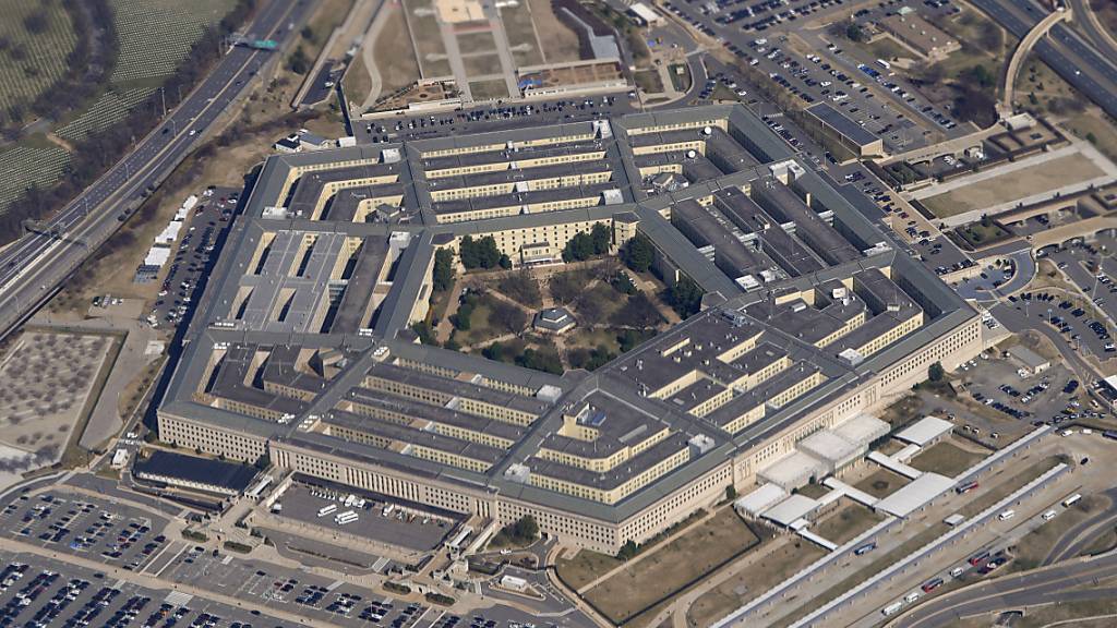 ARCHIV - Das Verteidigungsministerium der Vereinigten Staaten. Die US-Regierung plant Berichten zufolge ein neues milliardenschweres Militärhilfepaket für die von Russland angegriffene Ukraine. Foto: Patrick Semansky/AP/dpa
