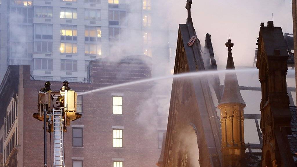 New Yorker Feuerwehrleute kämpfen gegen ein Feuer in der serbisch-orthodoxen Kirche in Manhattan.