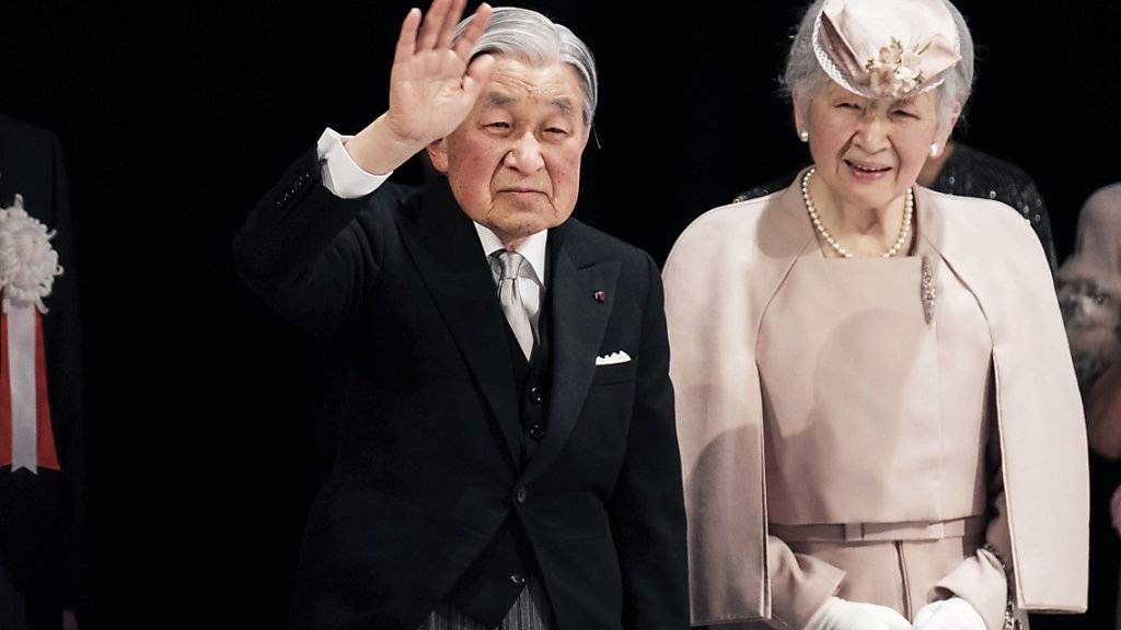 Der Japanische Kaiser Akihito und seine Frau, Kaiserin Michiko grüssen bei einer Zeremonie anlässlich des 30. Thronjubiläums das Publikum.