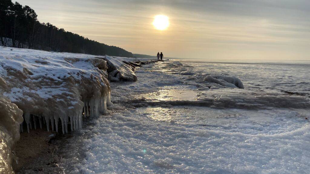 Spaziergänger von treibender Eisscholle in Ostsee gerettet
