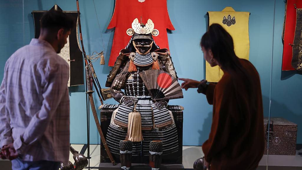 Farbenfrohe, aufwändige Rüstungen der Samurai dokumentieren deren Macht und Herrschaft im alten Japan.