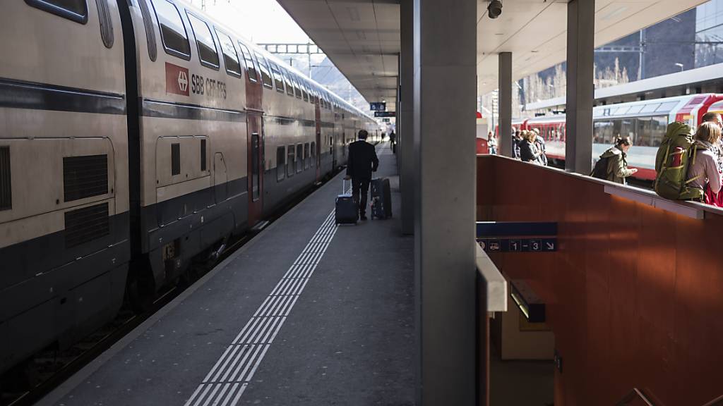 Der Bahnverkehr auf der Strecke Spiez BE - Visp VS war am Freitagmorgen zwischen Frutigen und Visp wegen Unwetterschäden unterbrochen. Die Störung wird laut SBB bis am Samstagmorgen fortbestehen. (Archivbild)