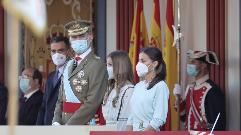 König Felipe VI. und Königin Letizia nehmen an der traditionellen Militärparade in Madrid teil. Foto: Eduardo Parra/EUROPA PRESS/dpa