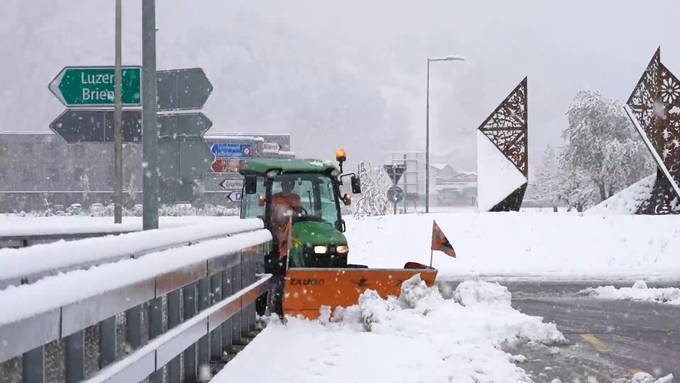 Starker Schneefall schränkt Verkehr im Berner Oberland ein