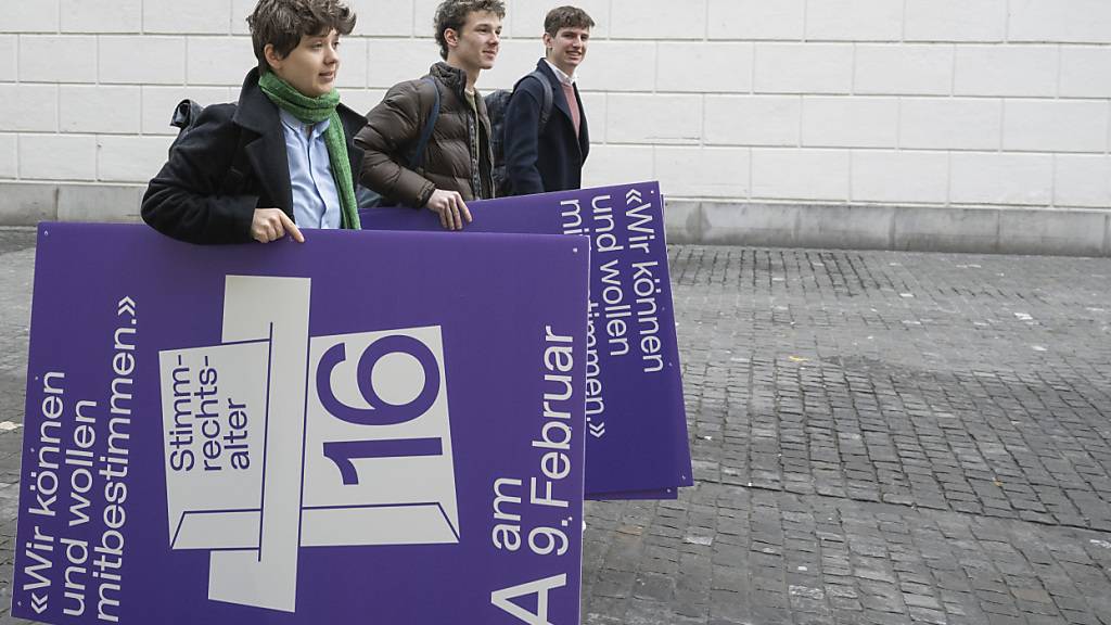 Die Verfassungsinitiative zum Stimmrechtsalter 16 hatte im Kanton Luzern an der Urne keine Chance. Bild: Mitglieder des Ja-Komitee verlassen das Luzerner Regierungsgebäude nach einer Medienkonferenz. (Archivaufnahme)