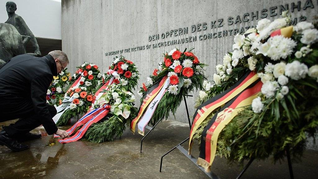 Kränze am Holocaust-Gedenktag beim früheren Konzentrationslager Sachsenhausen bei Berlin.