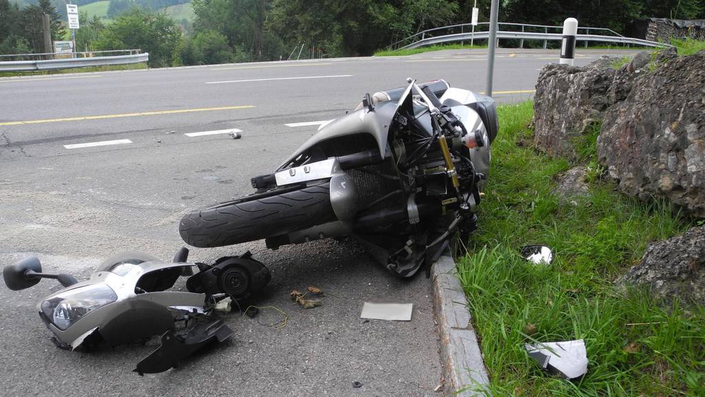 28-jähriger Motorradfahrer in Steinen schwer verletzt