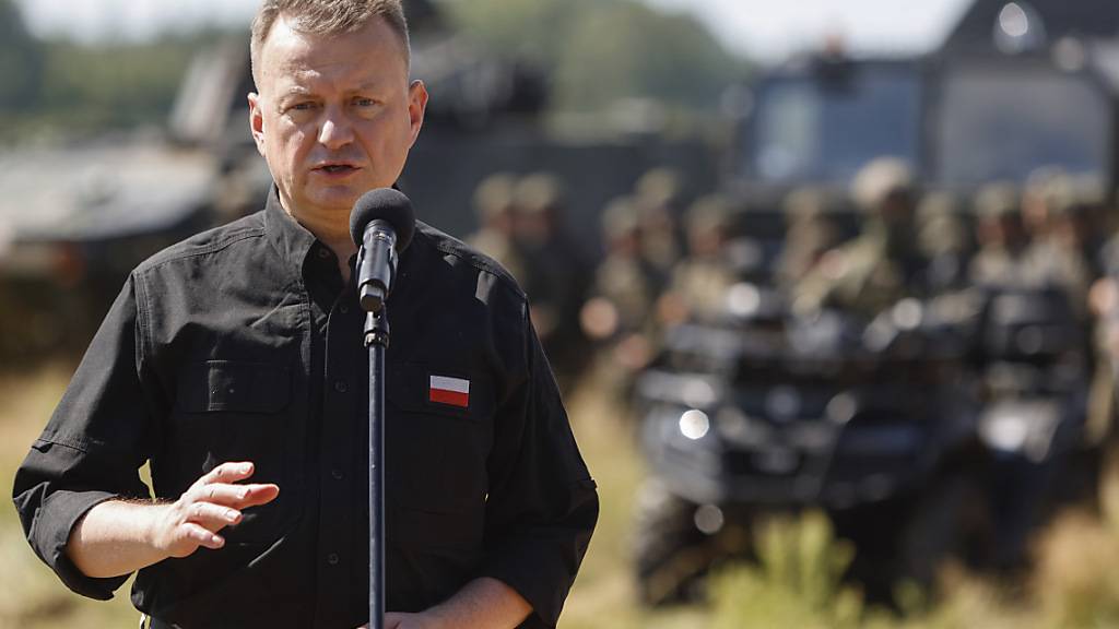 In Polen hat die Polizei Aufkleber sichergestellt, die für einen Dienst in der russischen Söldnertruppe Wagner werben. Foto: Michal Dyjuk/AP/dpa