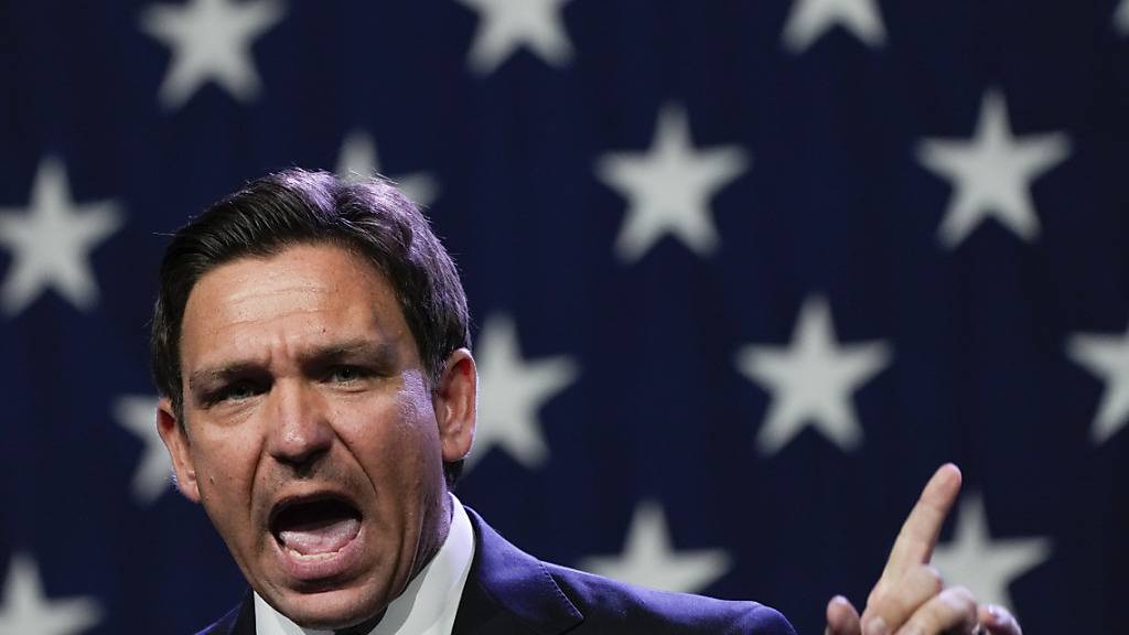 ARCHIV - Ron DeSantis, Gouverneur von Florida und Präsidentschaftsbewerber der Republikaner, spricht beim Lincoln-Dinner 2023 der Republikanischen Partei von Iowa. Foto: Charlie Neibergall/AP/dpa