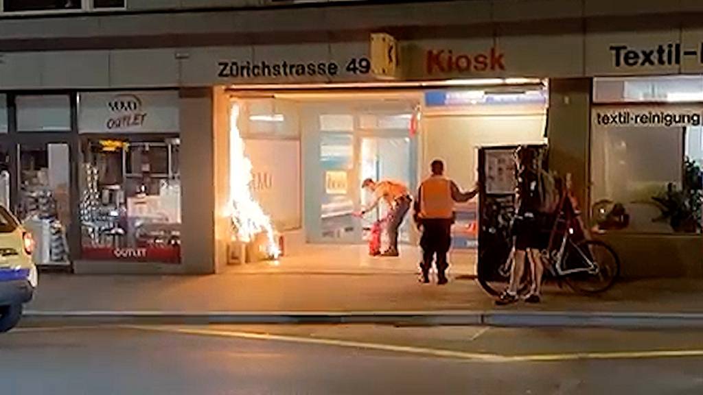 Karton brennt mitten in Luzern – Security verhindert Schlimmeres