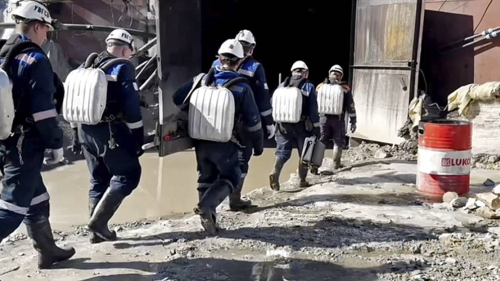 HANDOUT - Auf diesem vom Pressedienst des russischen Ministeriums für Katastrophenschutz veröffentlichten Handout-Foto gehen Mitarbeiter des russischen Katastrophenschutzes zu der eingestürzten Goldmine im Bezirk Zeysk in der Region Amur im Osten Russlands. Foto: Uncredited/Russia Emergency Situations Ministry press service/AP/dpa