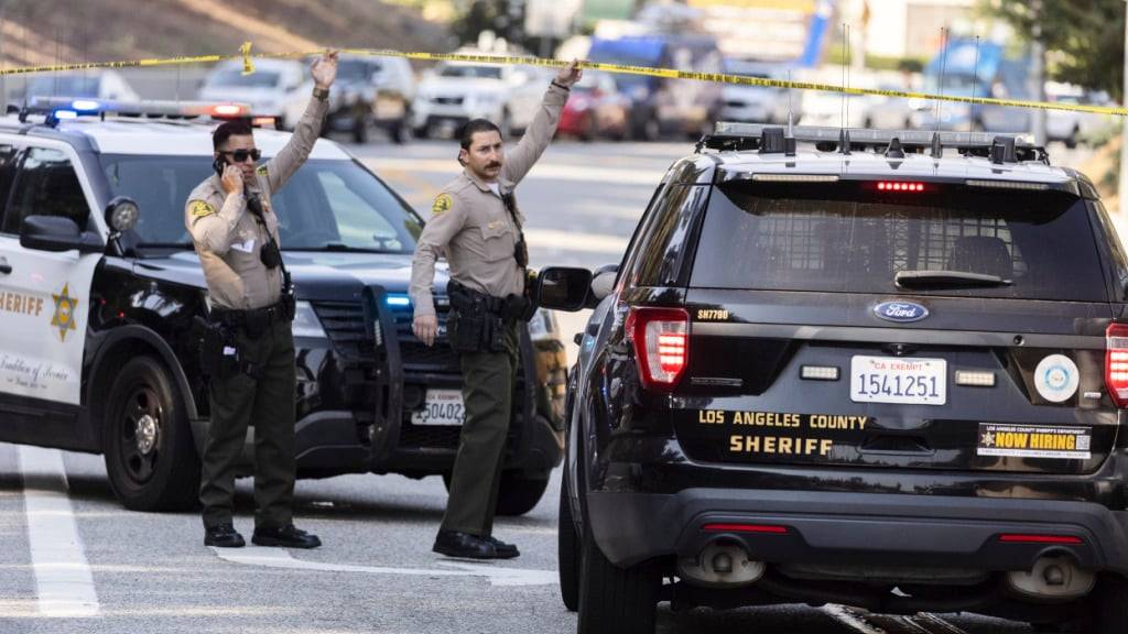 Hilfssheriffs überwachen eine Straßensperre in der Nähe eines Explosionsortes im LA County Sheriff's Special Operations Bureau. Foto: Etienne Laurent/FR172066 AP/AP/dpa