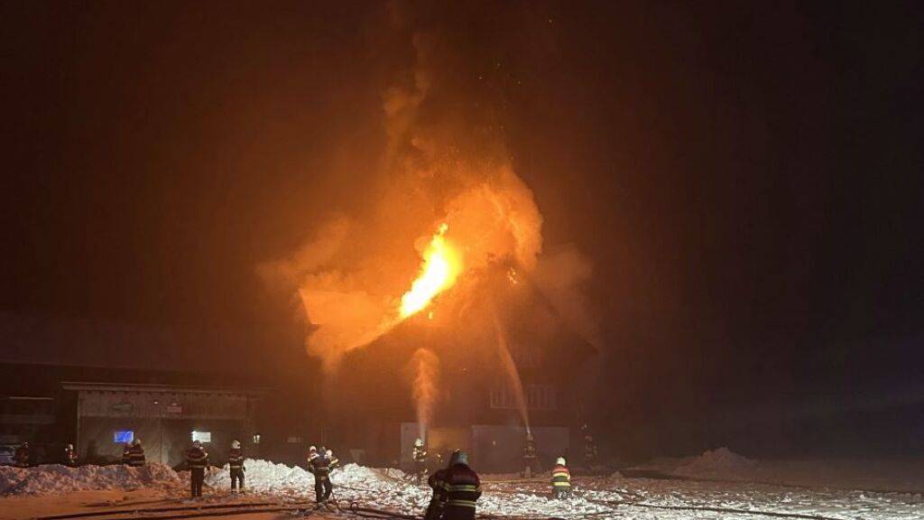 Beim Eintreffen der Feuerwehr kurz nach 21 Uhr am Sonntag stand das Haus in Unteriberg bereits in Vollbrand.