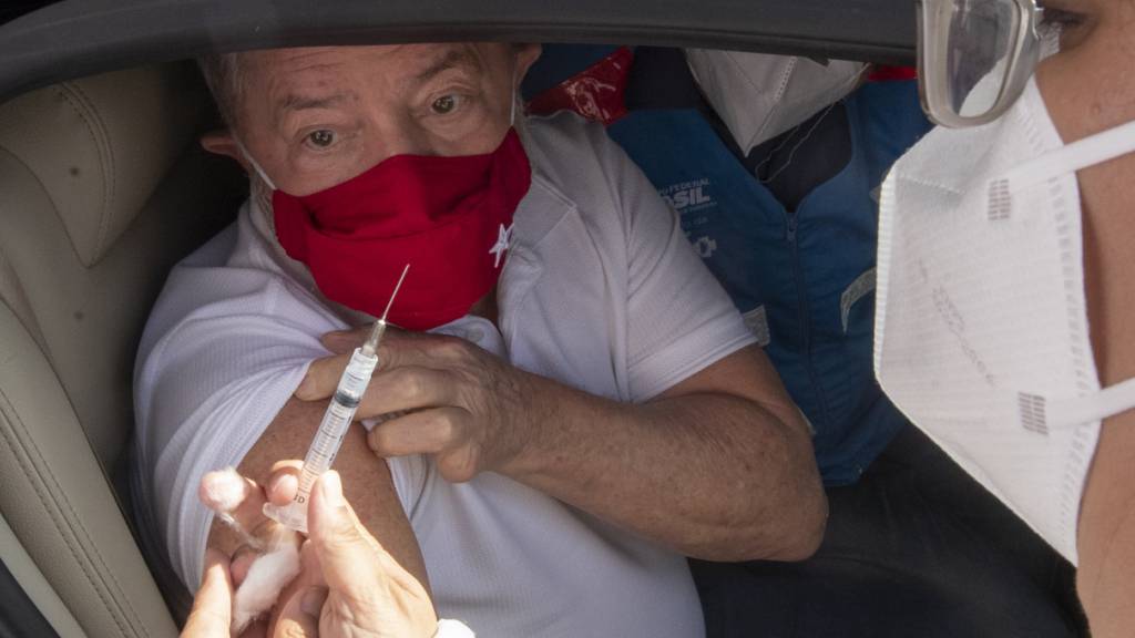 Luiz Inacio Lula da Silva, ehemaliger Präsident von Brasilien, krempelt sich den Ärmel hoch, um an einem Impf-Drive-Thru mit dem Coronaimpfstoff des chinesischen Unternehmens Sinovac geimpft zu werden. Foto: Andre Penner/AP/dpa
