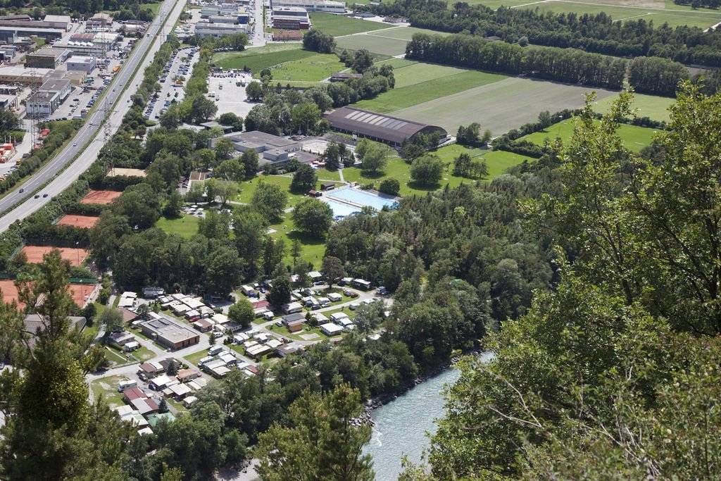 Das Obere-Au-Quartier zwischen der Autobahn A13 und dem Rhein am westlichen Stadtrand von Chur mit Campingplatz sowie Sport- und Freizeitanlagen (Bild:
Keystone/Arno Balzarini)