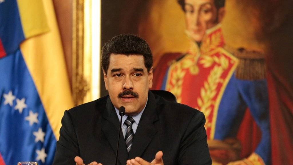 Steht im Machtkampf mit einem ihm feindlich gesinnten Parlament: der venezolanische Präsident Nicolás Maduro im Miraflores-Palast vor einem Bild des Landesgründers und Vorbildes Simón Bolívar (in einer Aufnahme vom 17. Februar dieses Jahres).