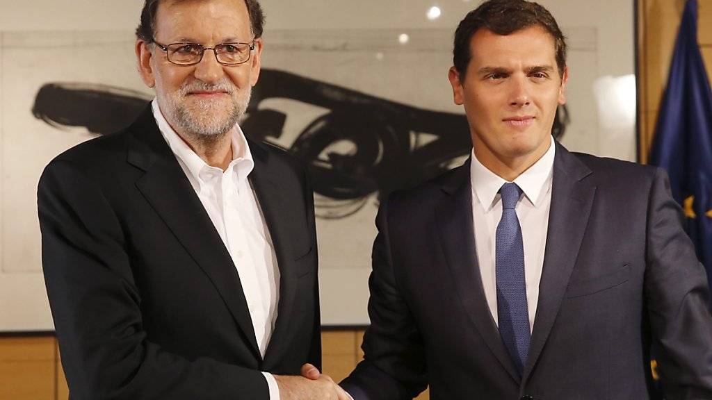 Rajoy (.)  und Rivera: Ciudadanos stellt weitgehende Bedingungen, um eine PP-Regierung zu tolerieren.
