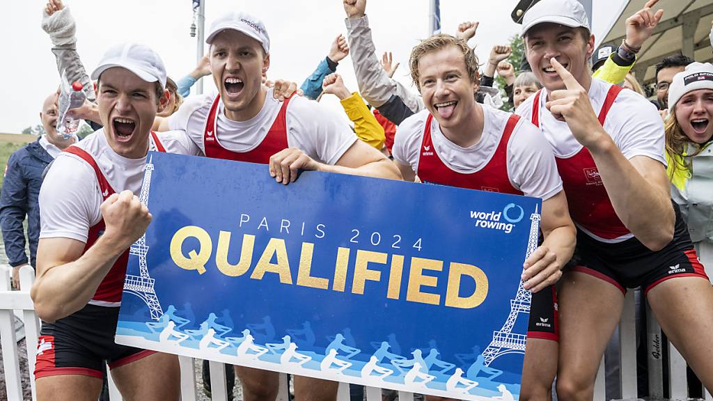 Die Luzerner Ruderer Kai Schätzle, Patrick Brunner und Joel Schürch freuen sich mit dem Aargauer Tim Roth (zweiter von rechts) am 21. Mai am Rotsee über die Olympiaqualifikation des Vierers ohne Steuermann. (Archivaufnahme)