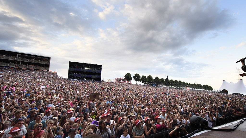 Auch dieses Jahr wird während des Paléo die Asse-Ebene täglich voll sein: Das Festival war am heutigen Mittwoch nach zwei Stunden ausverkauft. (Archivbild)