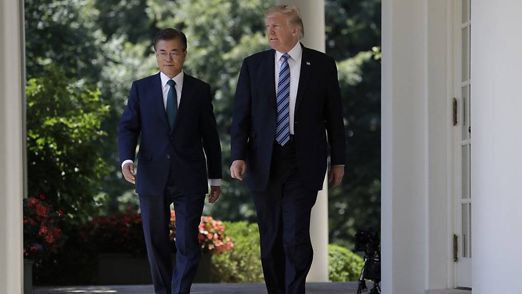 US-Präsident Donald Trump und Südkoreas Präsident Moon Jae In wollen die Sanktionen gegen Nordkorea weiter verschärfen (Archiv)