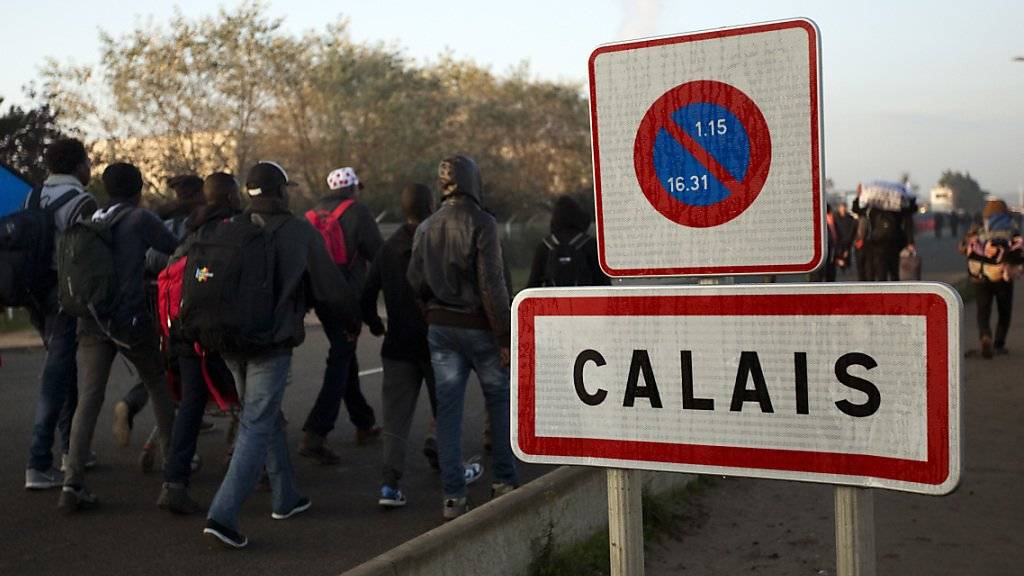 Zwei britische Schlepper boten Flüchtlingen Flüge aus der französischen Region Calais nach Grossbritannien an. (Symbolbild)