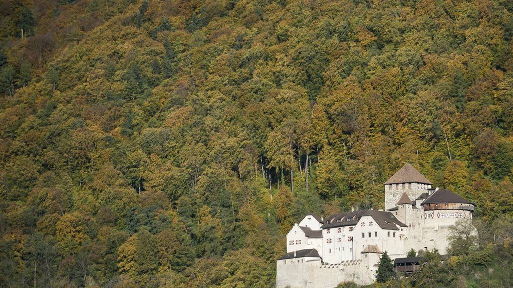 Thront über Vaduz: Das Schloss, Residenz des Fürsten. In den letzten Jahren haben die Vermögen im Ländle stark zugenommen.