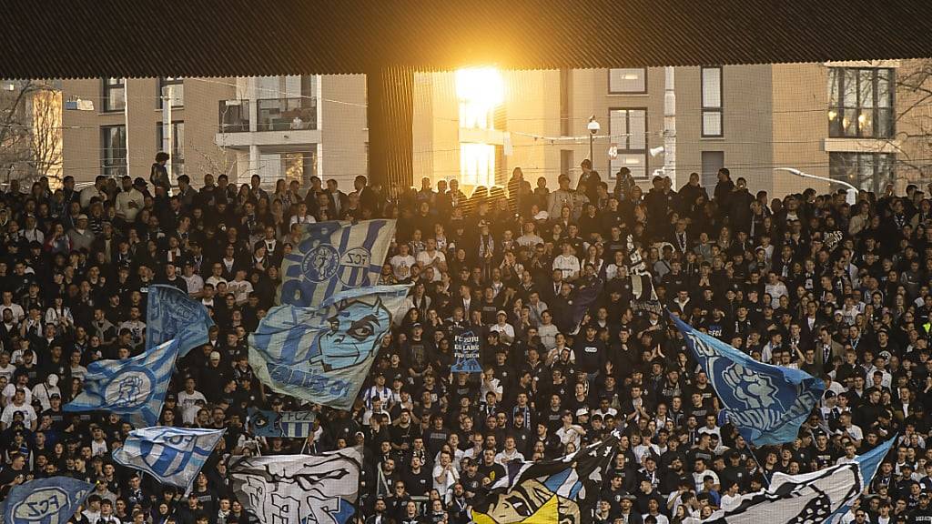 Wegen randalierender Fans sind einige Zürcher Quartiere bei Super League Spielen vom öffentlichen Verkehr abgehängt. GLP und AL fordern nun einen Bus-Service. Der aktuelle Zustand sei für Anwohnerinnen und Anwohner ein grosses Ärgernis. (Archivbild)