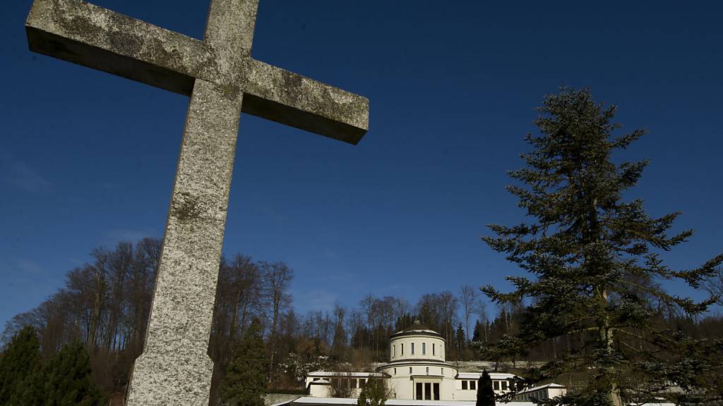 Ein Kreuz im Luzerner Friedhof Friedental: Die Zahl der Todesfälle ist 2023 im Kanton Luzern zurückgegangen. (Symbolbild)